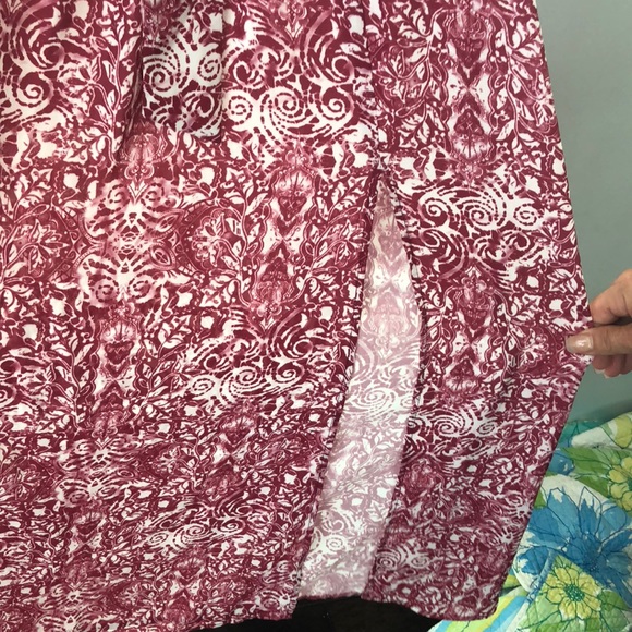 Burgundy and white flowy dress - Picture 3 of 4